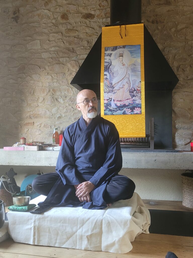 Philippe Aspe lors du stage de méditation taoïste à Paimpol en août 2025.