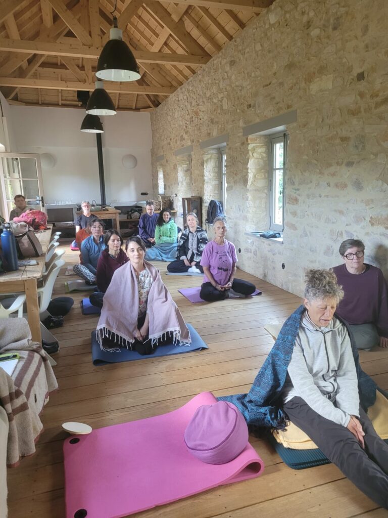 Participants à un stage de méditation